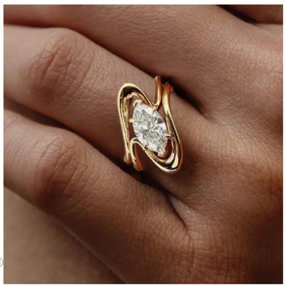 ✨ STUNNING Abstract Gold Marquise Swirl Ring size 6